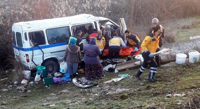İşçi servisi şarampole devrildi: 13 yaralı