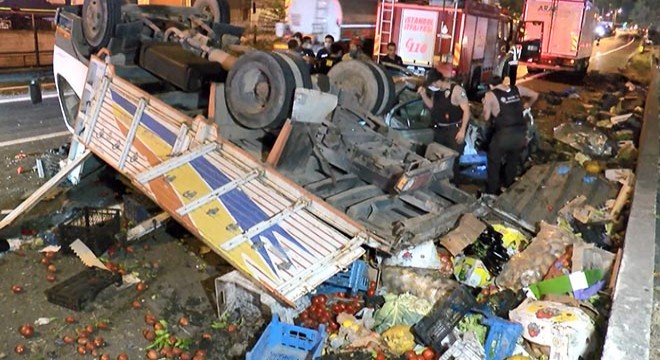 Otomobille çarpışan kamyon takla attı: 1'i ağır 5 yaralı