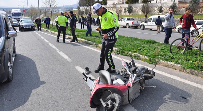 Otomobille çarpışan motosikletin sürücüsü yaralandı
