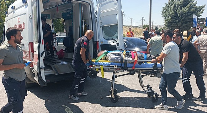 Otomobille çarpışan motosikletin sürücüsü yaralandı