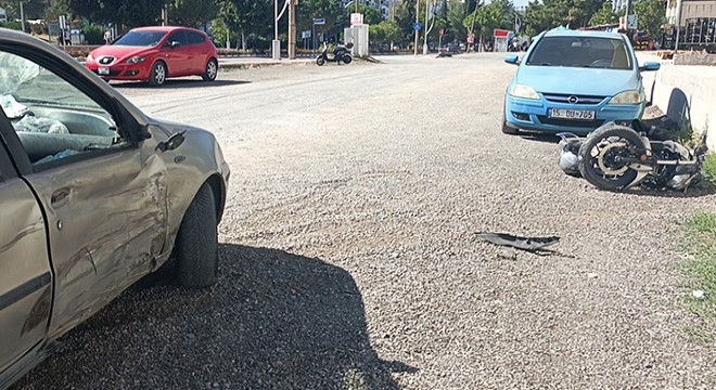 Otomobille çarpışan motosikletin sürücüsü yaralandı