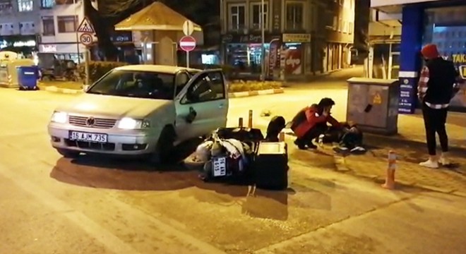 Otomobille çarpışan motosikletli kurye metrelerce sürüklendi