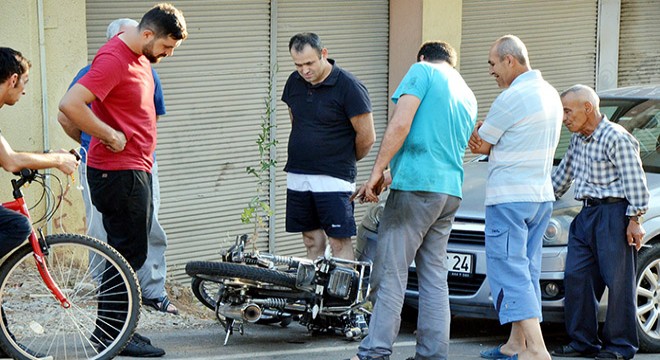 Otomobille çarpışan motosikletli yaralandı