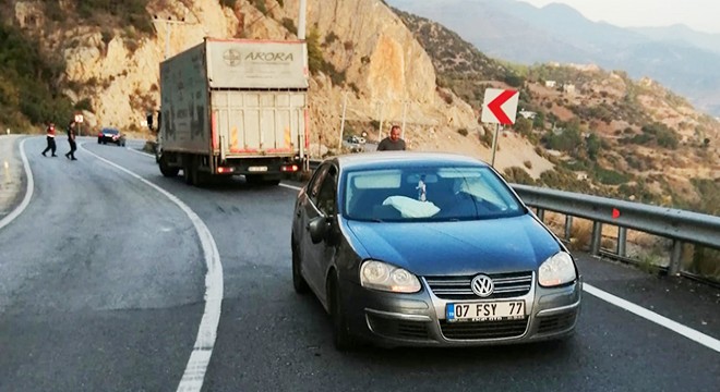 Otomobille kamyon çarpıştı: 2 yaralı
