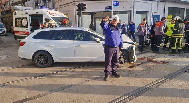 Otomobille tramvay çarpıştı: 2 yaralı