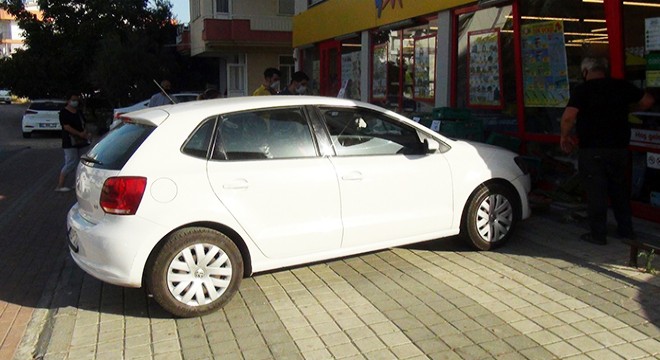 Otomobille alışverişe geldiği markete çarptı