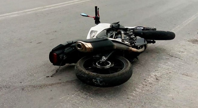 Otomobille çarpışan motosikletin sürücüsü yaralandı