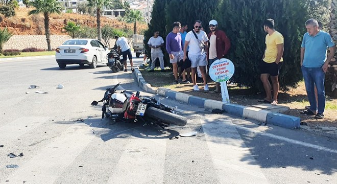 Otomobille çarpışan motosikletin sürücüsü yaralandı