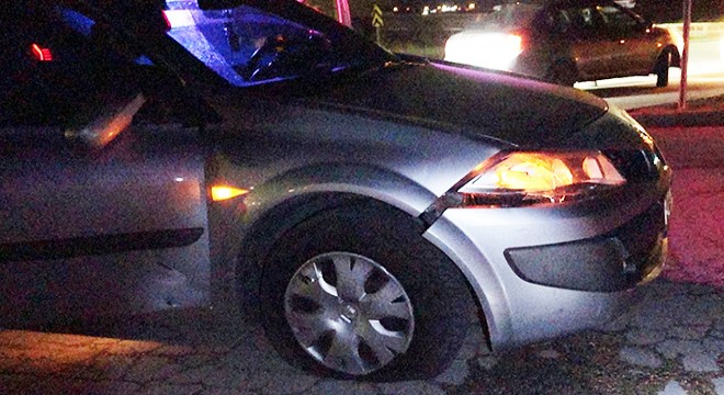 Otomobille çarpışan motosikletin sürücüsü yaraland
