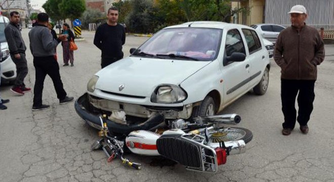 Otomobille çarpışan motosikletli yaralandı