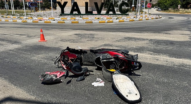 Otomobille çarpışan motosikletli yaralandı