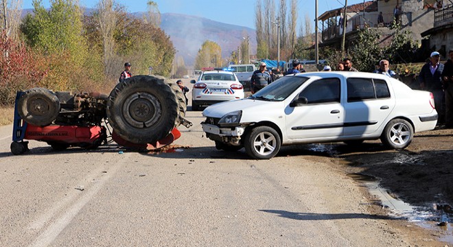 Otomobille çarpışan traktör ters döndü: 2 yaralı