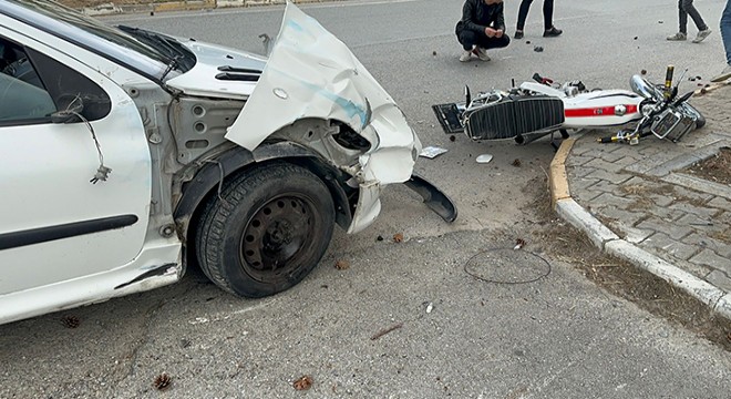 Otomobille motosiklet çarpıştı: 2 yaralı