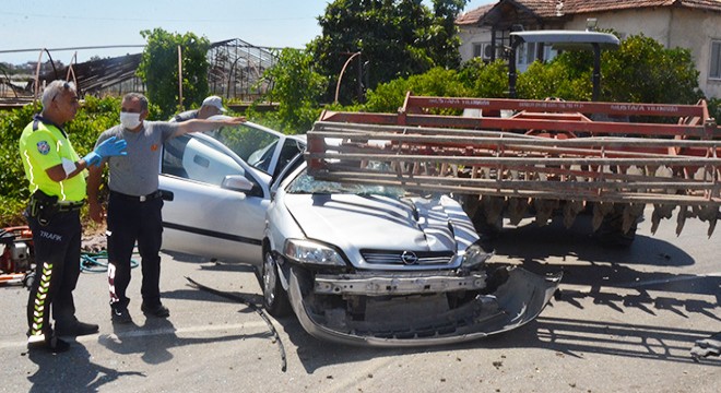 Otomobille traktör çarpıştı: 1 ölü, 2 yaralı