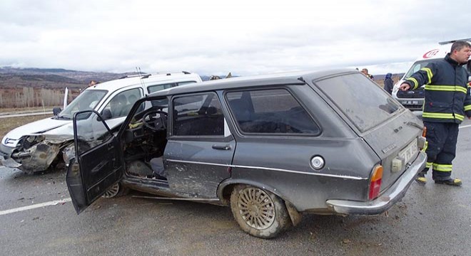Otomobiller çarpıştı: 1 ölü, 2 yaralı