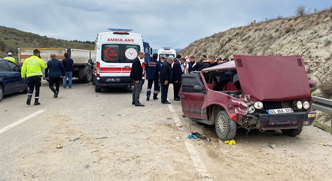 Otomobiller çarpıştı; 1 ölü, 7 yaralı