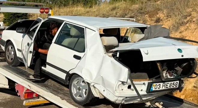 Otomobiller kafa kafaya çarpıştı: 1 ölü, 7 yaralı