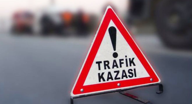 Otomobiller kafa kafaya çarpıştı: 2 yaralı