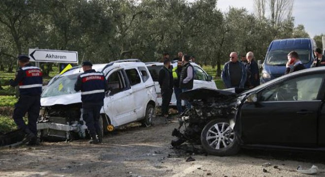 Otomobiller kafa kafaya çarpıştı: 2 yaralı