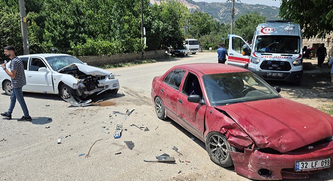 Otomobiller kafa kafaya çarpıştı: 4 yaralı