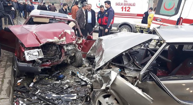 Otomobiller kafa kafaya çarpıştı: 6 yaralı