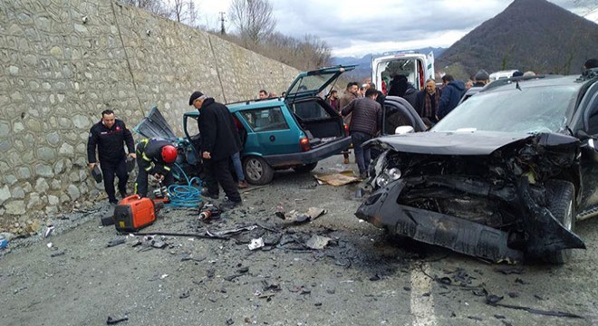 Otomobiller çarpıştı: 1 ölü, 5 yaralı