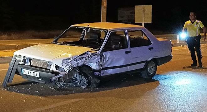 Otomobiller çarpıştı: 2 yaralı