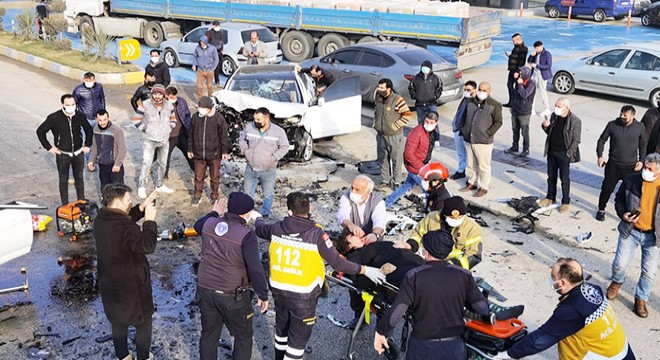 Otomobiller kafa kafaya çarpıştı: 1 ölü, 4 yaralı