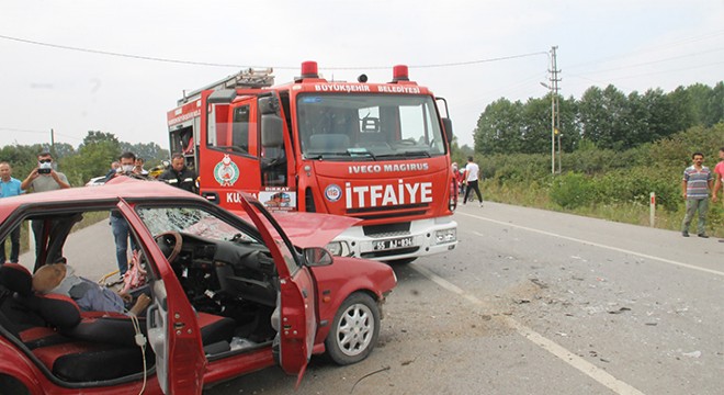 Otomobiller kafa kafaya çarpıştı: 1 ölü, 5 yaralı