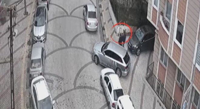 Otomobillerden hırsızlık yapan şüpheliler kamerada
