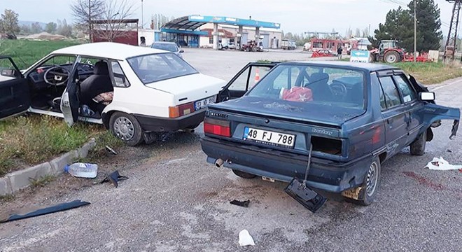 Otomobillerin çarpıştığı kaza kamerada