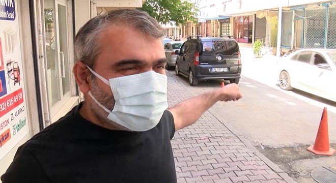 Otomobillerini evlerinin sokağına park etmek isteyen çifti komşuları dövdü