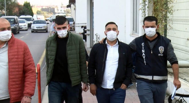 Otomobillerinin camını silip zorla para isteyen 2 kişiyi yaraladılar