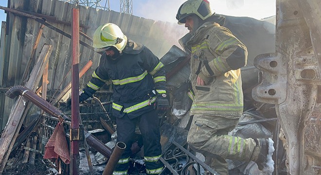 Otomotiv yedek parça satışı yapılan iş yeri yandı