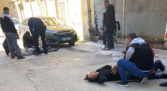 Otoparkçı, bıçakla saldıran 3 kişiyi pompalıyla vurdu