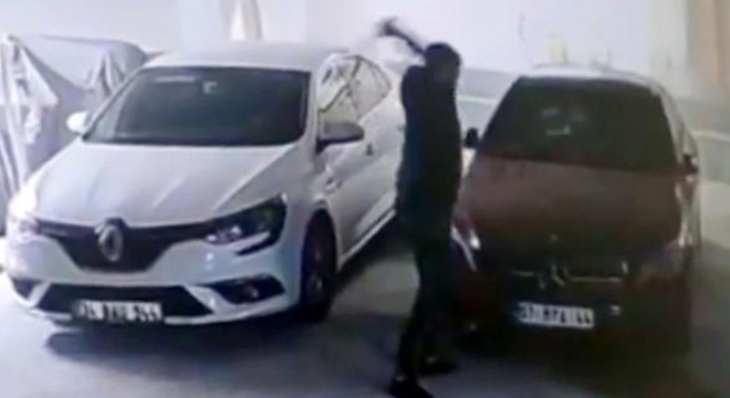 Otoparkta, otomobile tekmeli- sopalı saldırı kamerada