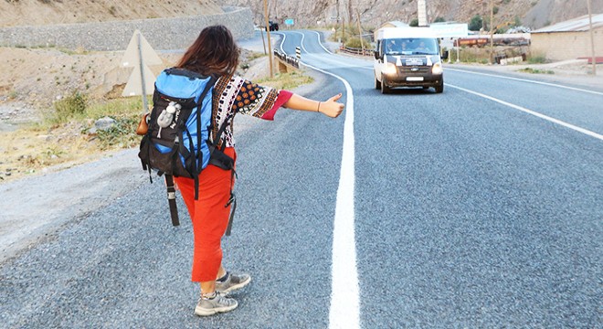 Otostopla çıktığı Türkiye turunu, Hakkari'de tamamladı