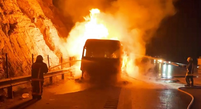 Otoyolda 8 ton kömür yüklü TIR yandı