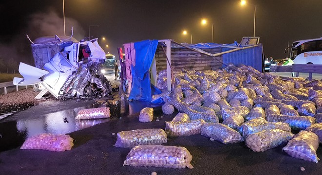 Otoyolda TIR, patates yüklü kamyona çarptı: 2 yaralı