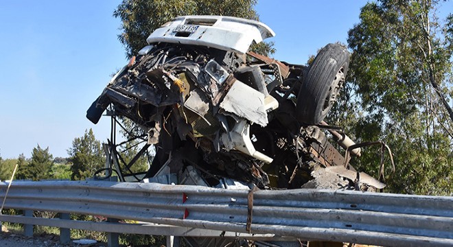 Otoyolda devrilen kamyonun şoförü öldü