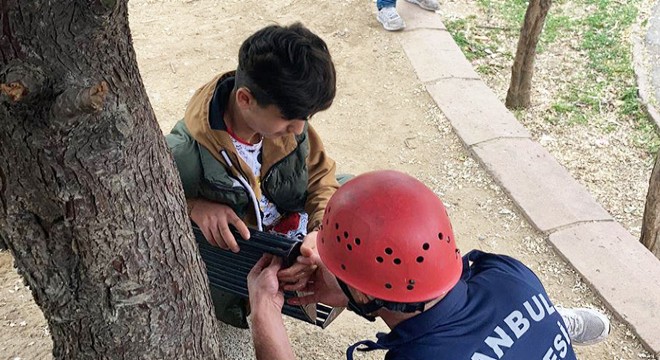 Oturduğu bankın deliğine parmağı sıkıştı, itfaiye kurtardı