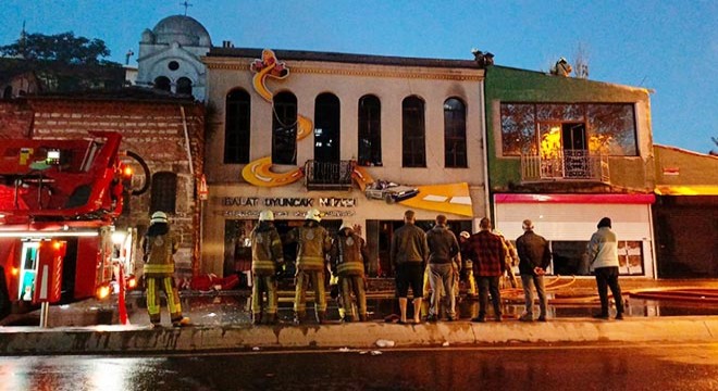 Oyuncak müzesi alev alev yandı