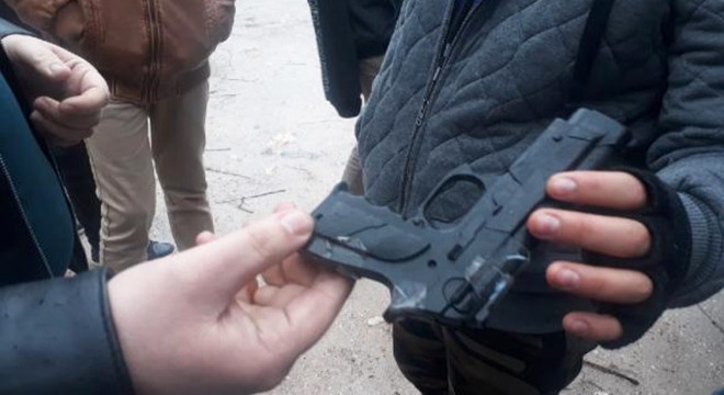 Oyuncak tabanca polisi alarma geçirdi