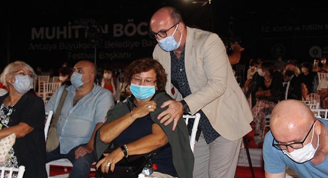 Oyuncu Murat Kılıç'tan üşüyen seyirciye hırka