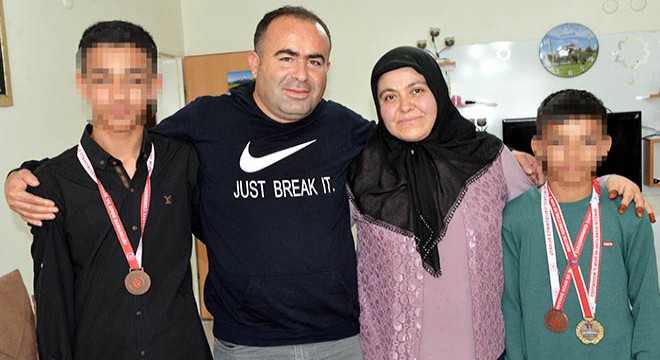 Öz anneden şiddeti, koruyucu anneden sevgiyi gördüler