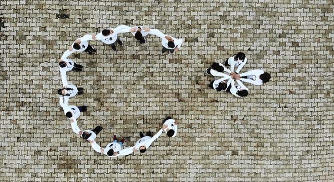 Özel çocuklardan şehitler için 'ay yıldız' koreografisi