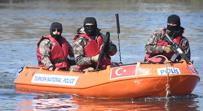 Özel harekatçılar, Yunanistan'ın göçmenler geri itmesini engelledi