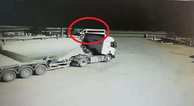Özel harekatçıların minibüsü kamyonetle çarpıştı: 4'ü polis, 6 yaralı