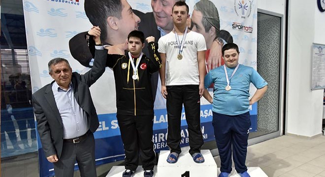 Özel yüzücüler, Muratpaşa'da kulaç attı