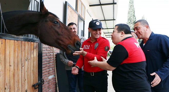 Özel gereksinimli çocuklara polis üniforması